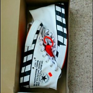 Converse Off - Whites chuck Taylor (7.5 women's)